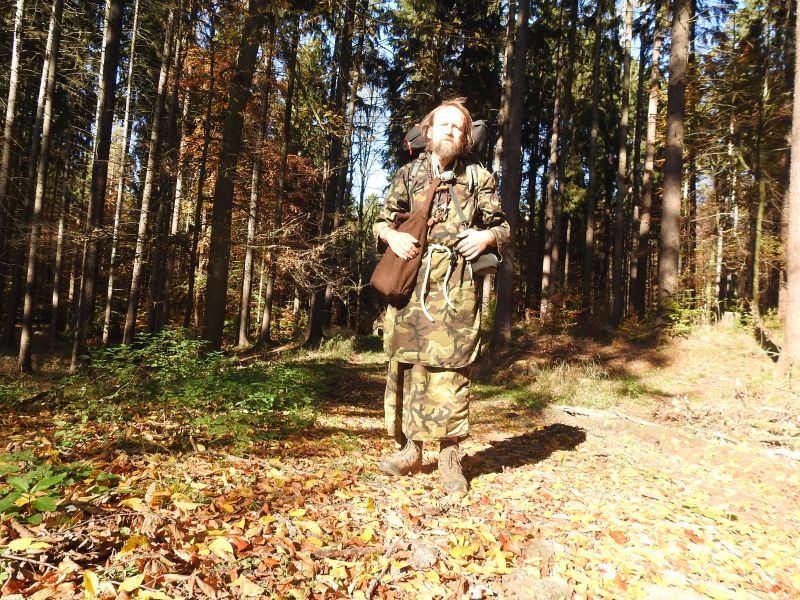 Děravka - podzim v trampských maskáčích na Děravce. Foto: Marek Gyaneshwarpuri, samospoušť 2019.