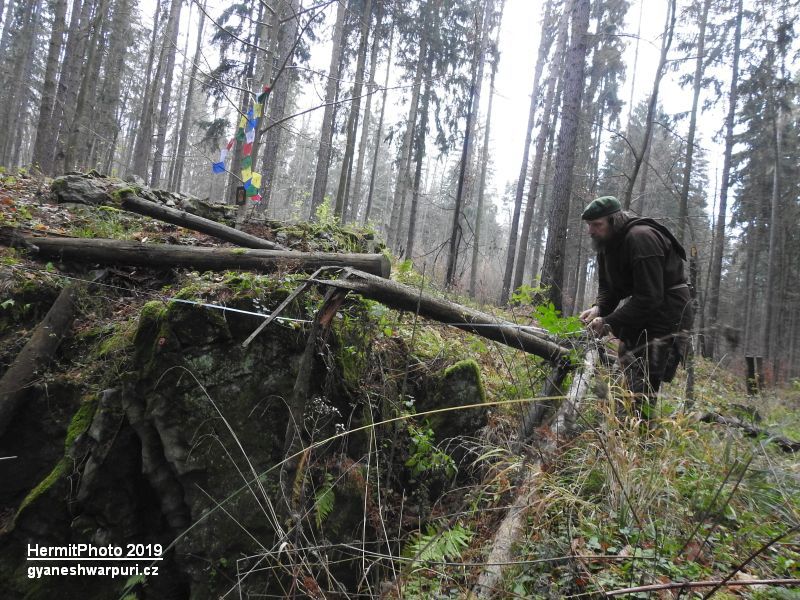 Děravka - zaměřování Děravky pro článek do eSpeleo. Foto: Marek Gyaneshwarpuri, samospoušť 2019.