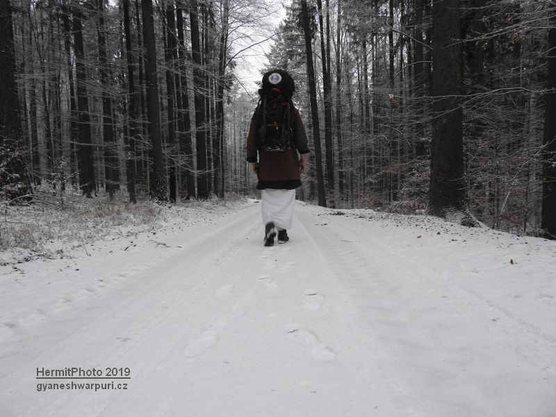 Děravka - cesta na Olomučanskou plošinu. Foto: Marek Gyaneshwarpuri, samospoušť 2019.