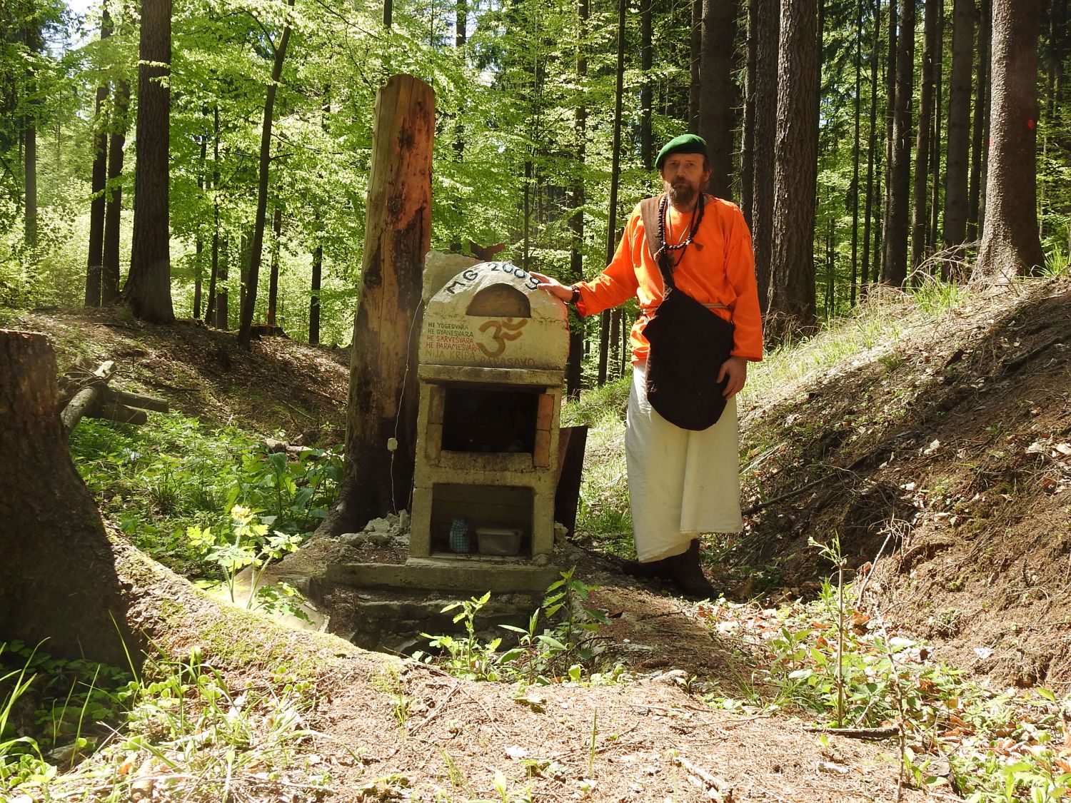 Děravka - krb zaniklé poustevny. Foto: Marek Gyaneshwarpuri, samospoušť 2019.