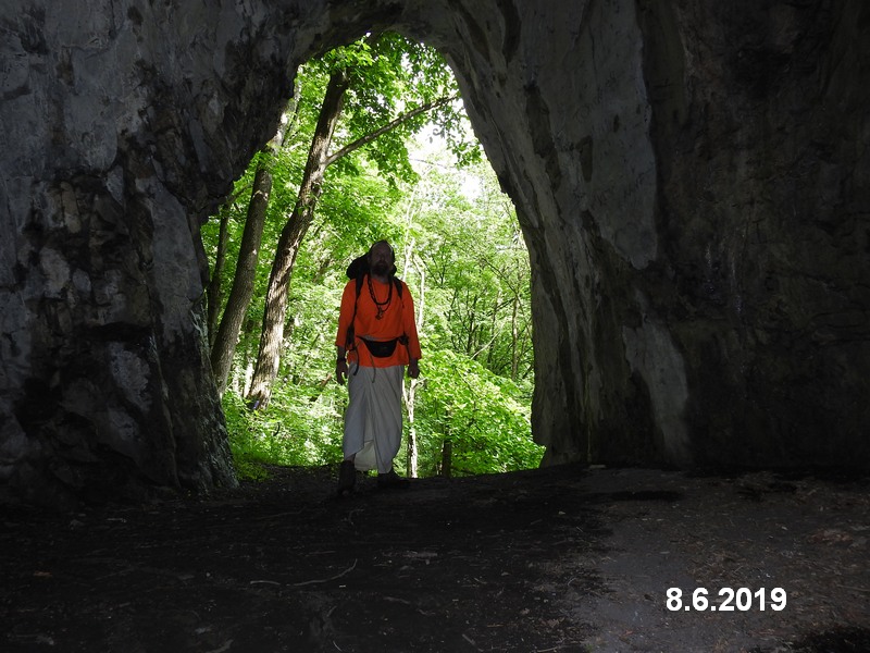  Jeskyně Kostelík ve Křtinském údolí. Foto: Marek Gyaneshwarpuri, samospoušť 2019.