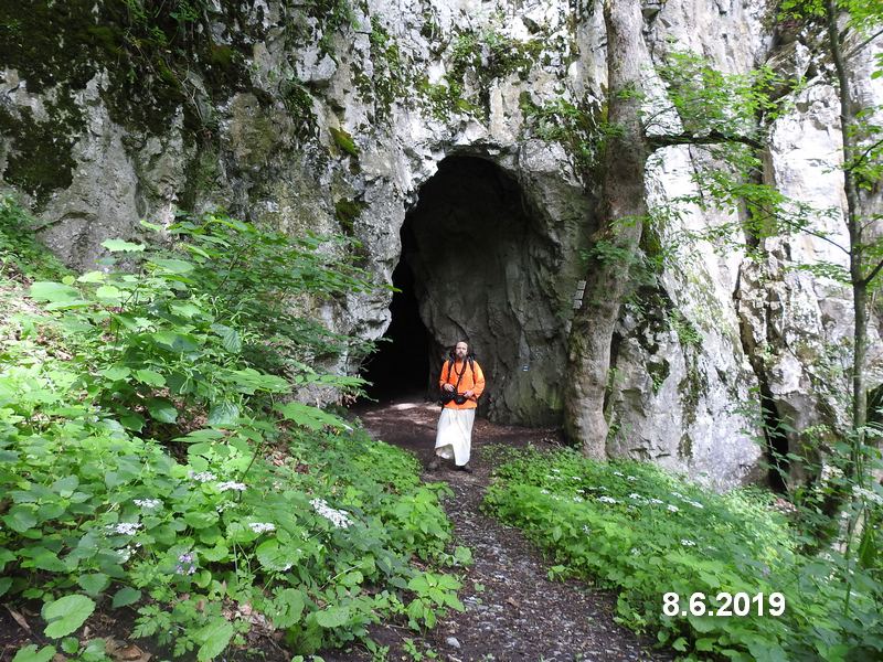  Jeskyně Kostelík ve Křtinském údolí - vchod směrem k Býčí skále. Foto: Marek Gyaneshwarpuri, samospoušť 2019.