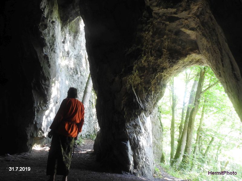  Jeskyně Kostelík ve Křtinském údolí - návrat poustevníků. Foto: Marek Gyaneshwarpuri, samospoušť 2019.