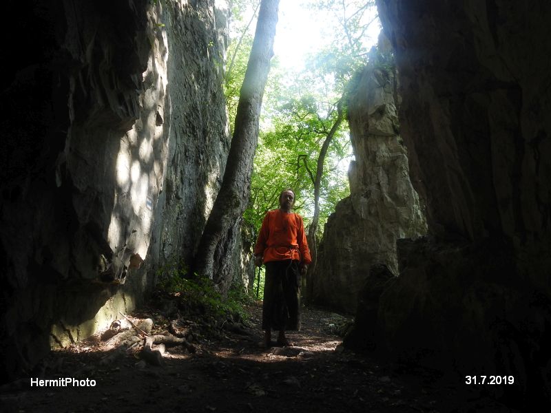  Jeskyně Kostelík ve Křtinském údolí. Foto: Marek Gyaneshwarpuri, samospoušť 2019.