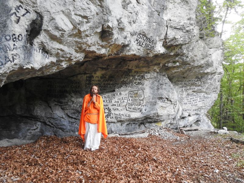  Slovenský ráj -  jeskyně Poustevna Toho který sedí a mlčí. Foto: Marek Gyaneshwarpuri, samospoušť 2019.