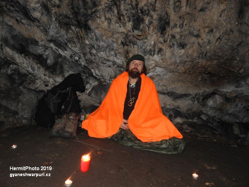 Meditace v jeskyni Netopýrka v Údolí Říčky. Foto: Marek Gyaneshwarpuri, samospoušť 2019.