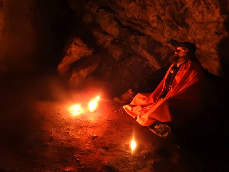 Meditace v jeskyni Netopýrka v Údolí Říčky. Foto: Marek Gyaneshwarpuri, samospoušť 2019.