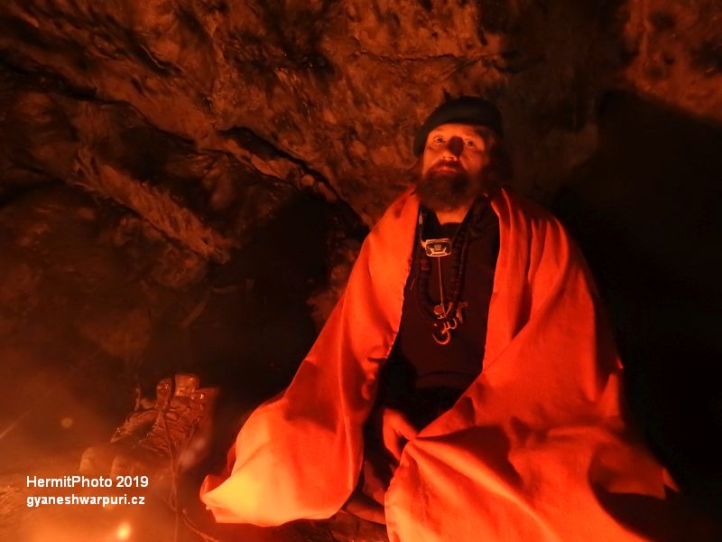 Meditace v jeskyni Netopýrka v Údolí Říčky. Foto: Marek Gyaneshwarpuri, samospoušť 2019.