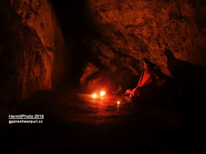 Meditace v jeskyni Netopýrka v Údolí Říčky. Foto: Marek Gyaneshwarpuri, samospoušť 2019.