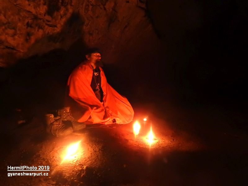 Meditace v jeskyni Netopýrka v Údolí Říčky. Foto: Marek Gyaneshwarpuri, samospoušť 2019.