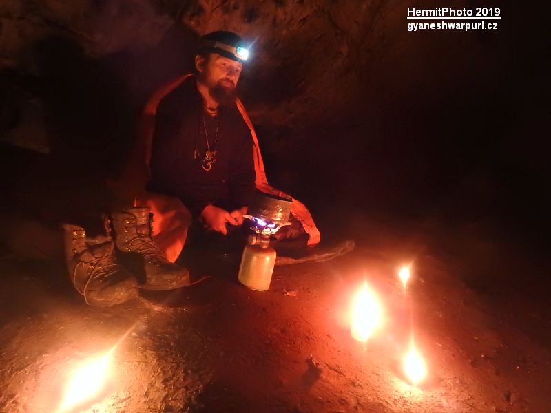 Meditace v jeskyni Netopýrka v Údolí Říčky. Foto: Marek Gyaneshwarpuri, samospoušť 2019.