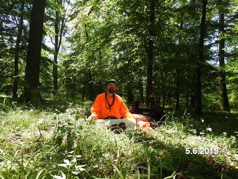 Meditace na Plošině Skalka. Foto: Marek Gyaneshwarpuri, samospoušť 2019.