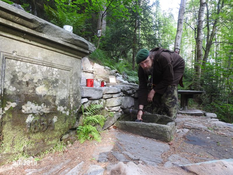 Zázračná studánka na Staré hoře v Krkonoších očima poustevníka. Foto: Marek Gyaneshwarpuri, samospoušť 2019.