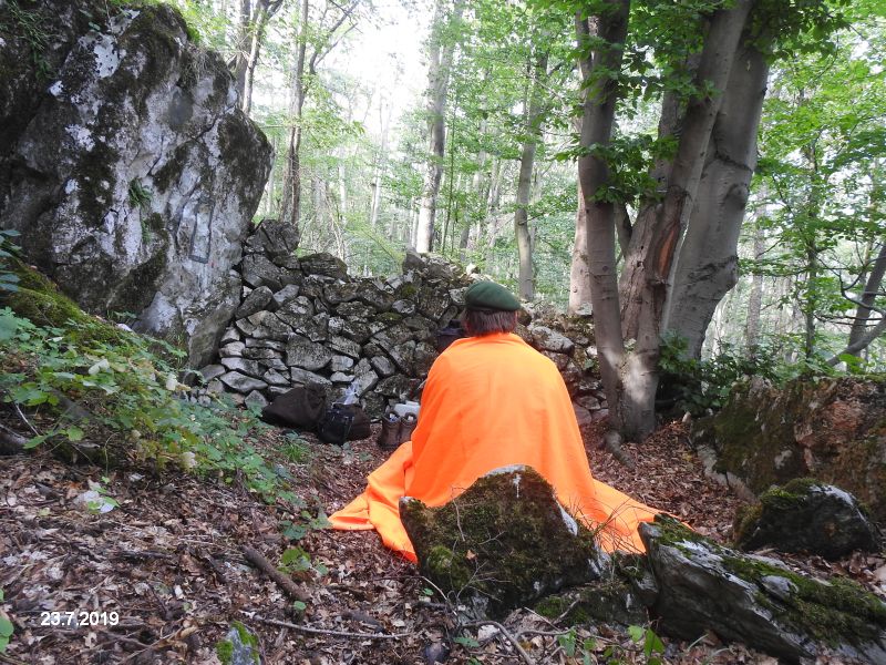 Poustevna Močová na Habrůvecké plošině - meditace tentokrát již s náznakem oranžové. Foto: Marek Gyaneshwarpuri, samospoušť 2019.