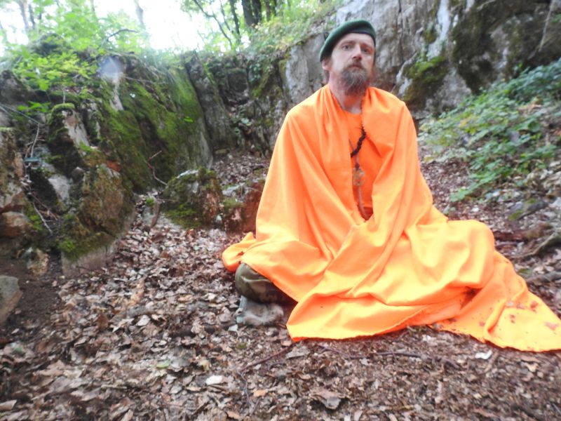 Poustevna Močová na Habrůvecké plošině - meditace tentokrát již s náznakem oranžové. Foto: Marek Gyaneshwarpuri, samospoušť 2019.