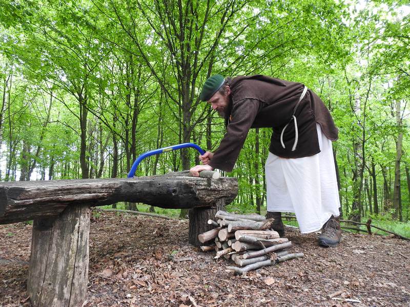 Hradisko sv. Klimenta - příprava dřeva na oheň. Foto: Marek Gyaneshwarpuri, samospoušť 2019.