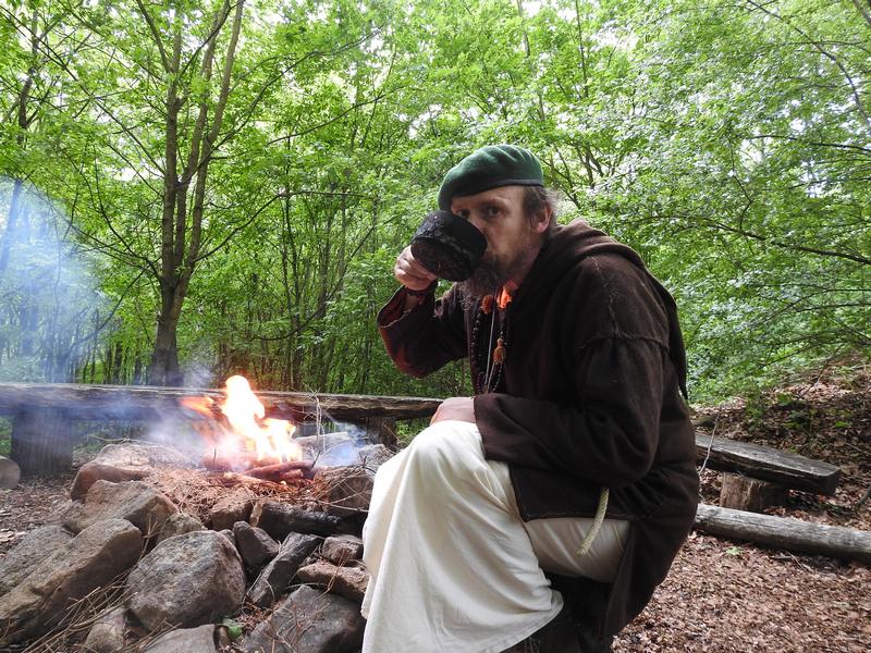 Hradisko sv. Klimenta -  pití čaje. Foto: Marek Gyaneshwarpuri, samospoušť 2019.