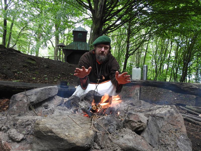 Hradisko sv. Klimenta -  přátelení s ohněm. Foto: Marek Gyaneshwarpuri, samospoušť 2019.