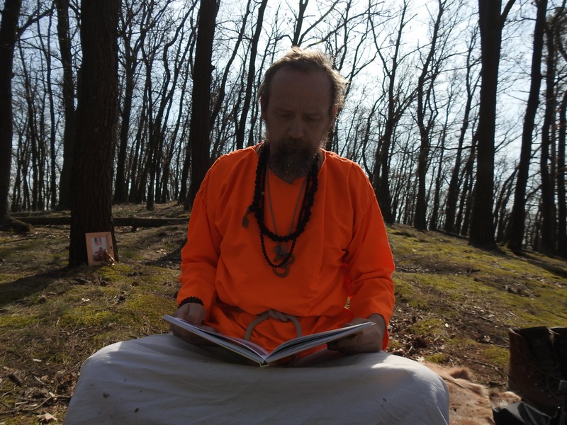 Hradisko u Bosonoh - čtu knihu o aikido. Foto: Marek Gyaneshwarpuri, samospoušť 2019.