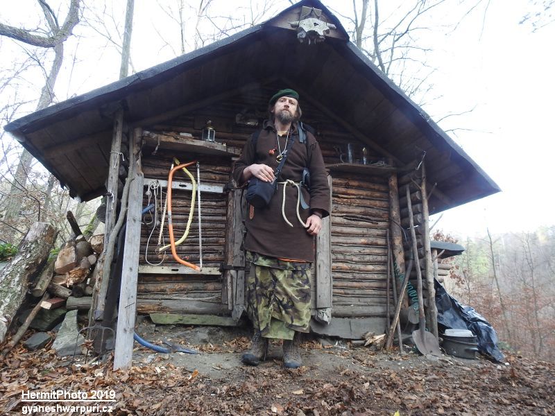 Oslávka - trampský srub UmírayDa. Foto: Marek Gyaneshwarpuri, samospoušť 2019.