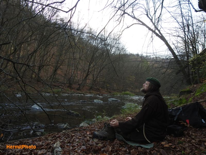 Oslávka -  tiché spočinutí na břehu řeky. Foto: Marek Gyaneshwarpuri, samospoušť 2019.