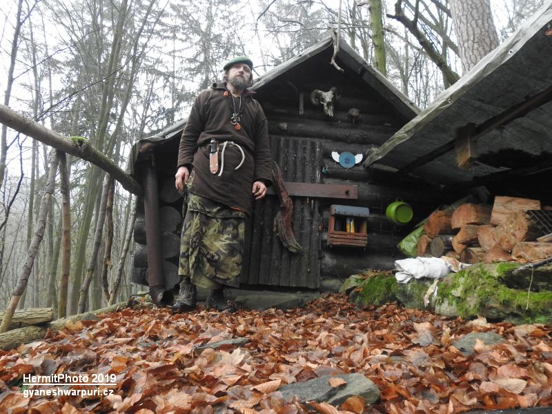 Oslávka -  srub označený jako Klondiké. Foto: Marek Gyaneshwarpuri, samospoušť 2019.