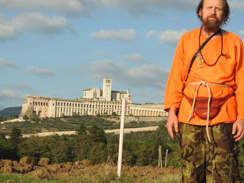 Příjezd do Assisi. Foto: Marek Gyaneshwarpuri, samospoušť 2019.