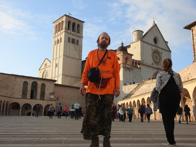  Assisi - před bazilikou sv. Františka. Foto: Marek Gyaneshwarpuri, samospoušť 2019.