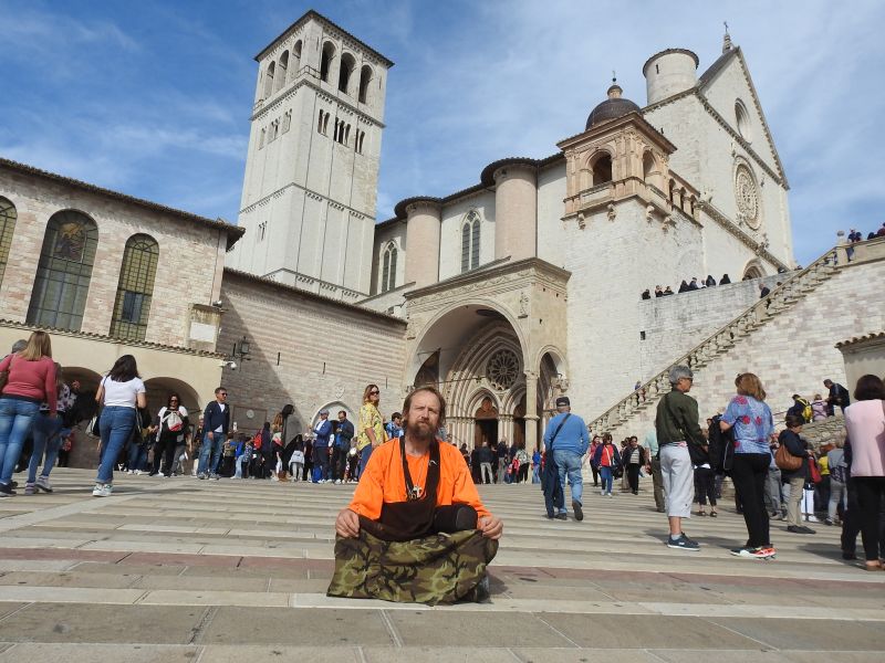  Assisi - poutníkovo usednutí před basilikou sv. Františka. Foto: Marek Gyaneshwarpuri, samospoušť 2019.