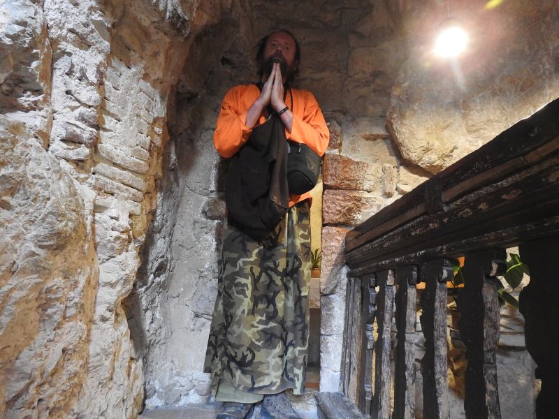  Assisi - klášter Eremo delle Carceri - meditační jeskyně sv. Františka. Foto: Marek Gyaneshwarpuri, samospoušť 2019.