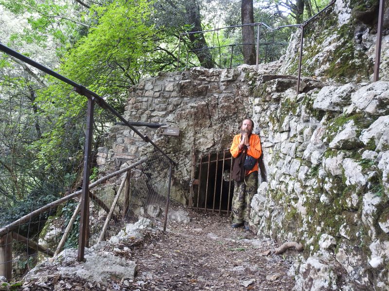  Assisi -  Eremo delle Carceri - meditační jeskyně pod klášterem. Foto: Marek Gyaneshwarpuri, samospoušť 2019.