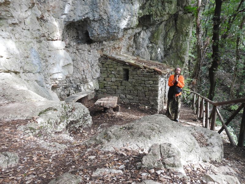  Assisi -  Eremo delle Carceri - poustevna pod klášterem. Foto: Marek Gyaneshwarpuri, samospoušť 2019.