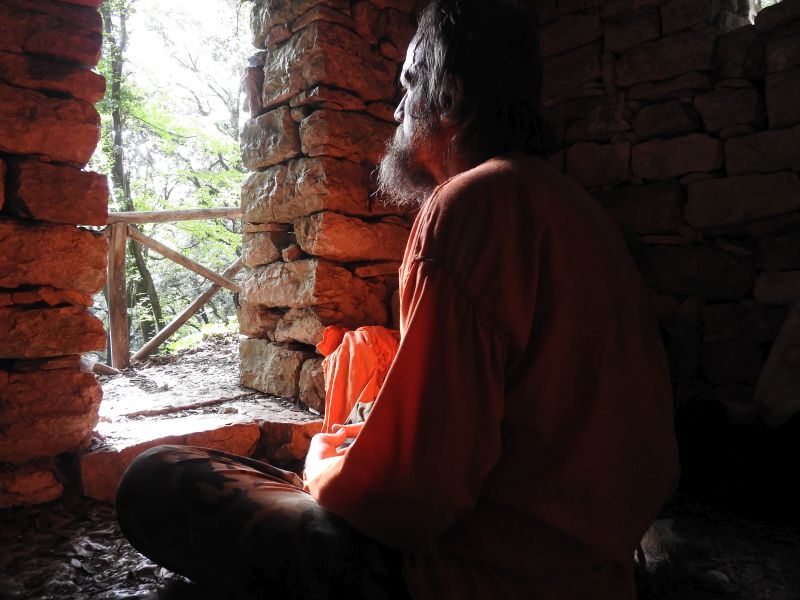  Assisi -  Eremo delle Carceri - meditace na poustevně pod klášterem. Foto: Marek Gyaneshwarpuri, samospoušť 2019.