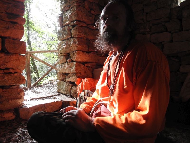  Assisi -  Eremo delle Carceri - meditace na poustevně pod klášterem. Foto: Marek Gyaneshwarpuri, samospoušť 2019.