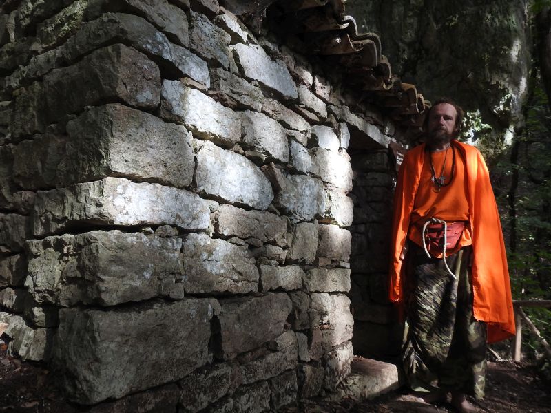  Assisi -  Eremo delle Carceri - život na poustevně pod klášterem. Foto: Marek Gyaneshwarpuri, samospoušť 2019.