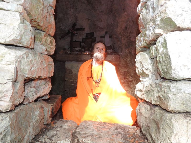  Assisi -  Eremo delle Carceri - život na poustevně pod klášterem. Foto: Marek Gyaneshwarpuri, samospoušť 2019.