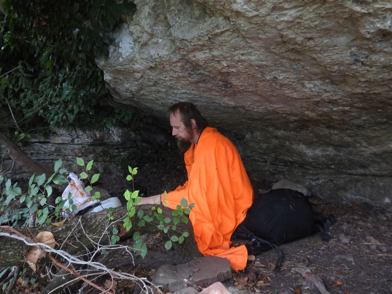  Assisi - Monte Subasio - neznámá jeskyně sv. Františka na vrcholu hory. Foto: Marek Gyaneshwarpuri, samospoušť 2019.