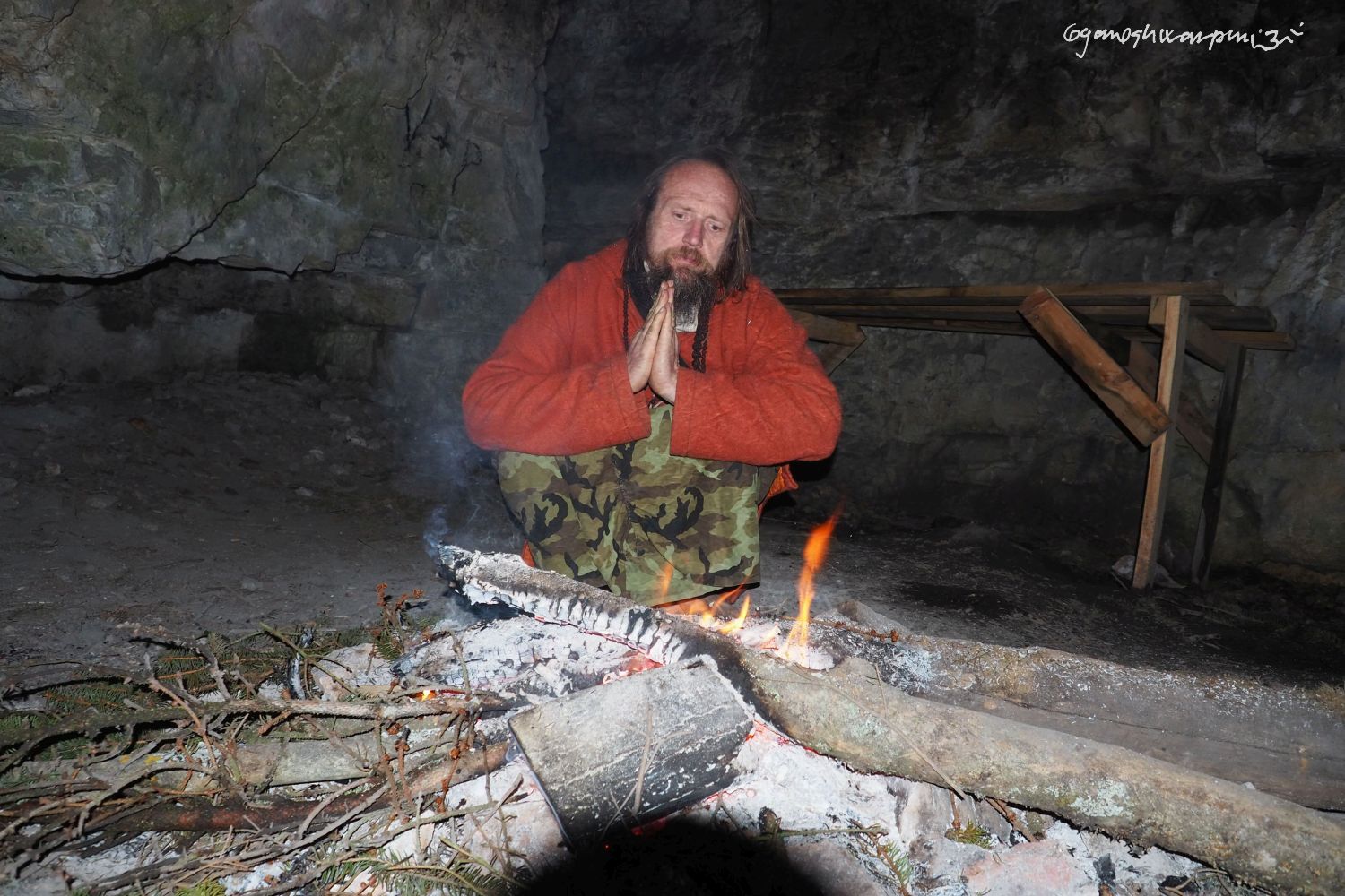 Švédův stůl.  Foto: Marek Gyaneshwarpuri, samospoušť 2020.