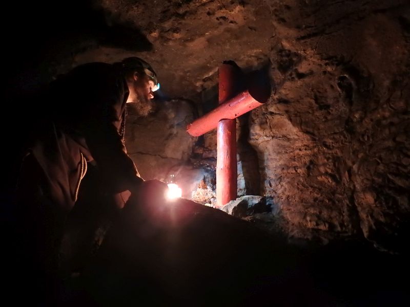 Jeskyně U studánek u Březiny.  Foto: Marek Gyaneshwarpuri, samospoušť 2020.