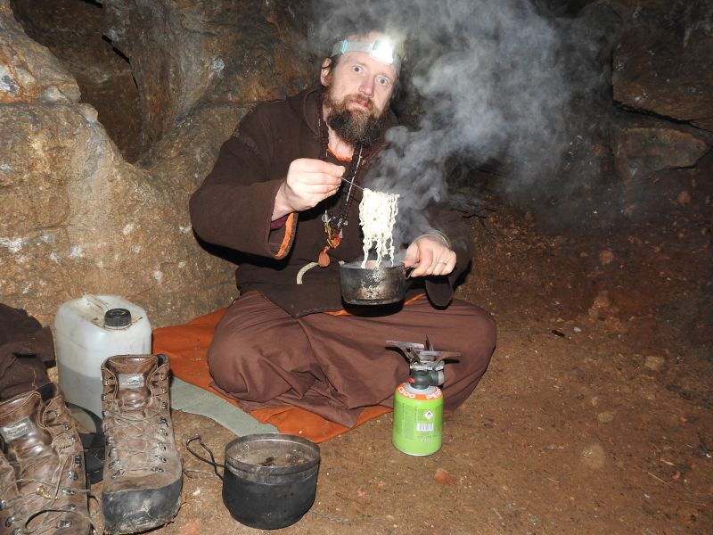 Jeskyně U studánek u Březiny.  Foto: Marek Gyaneshwarpuri, samospoušť 2020.