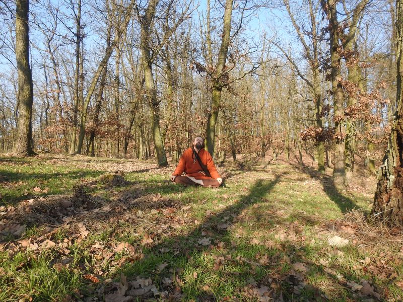 Hradisko u Bosonoh -  meditace na nižším vrcholu, který mohl sloužit posvátným účelům.  Foto: Marek Gyaneshwarpuri, samospoušť 2020.