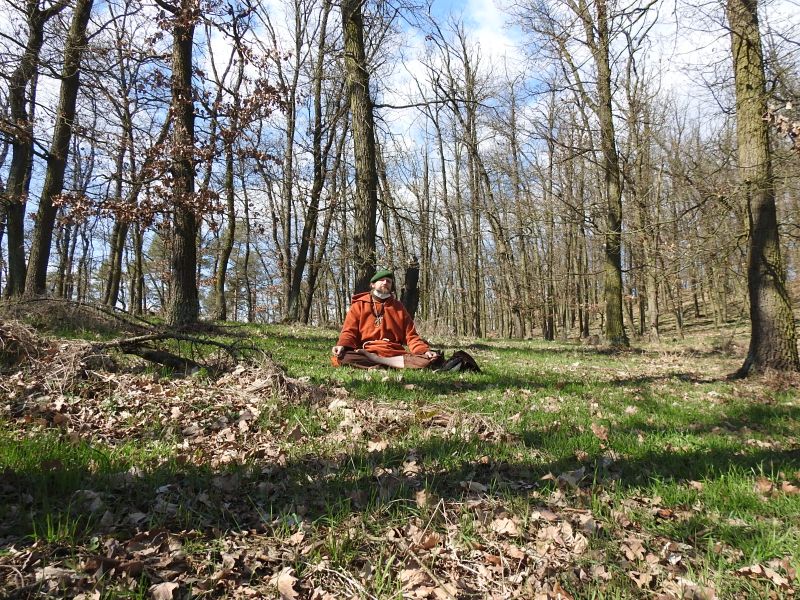 Hradisko u Bosonoh -  na hradisko jsem se uchyloval v době koronavirové krize.  Foto: Marek Gyaneshwarpuri, samospoušť 2020.