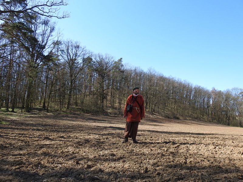 Hradisko u Bosonoh -   už v dětství mne upoutalo mystické pole pod hradiskem.  Foto: Marek Gyaneshwarpuri, samospoušť 2020.