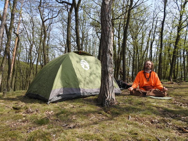 Hradisko u Bosonoh -  se stanem.  Foto: Marek Gyaneshwarpuri, samospoušť 2020.