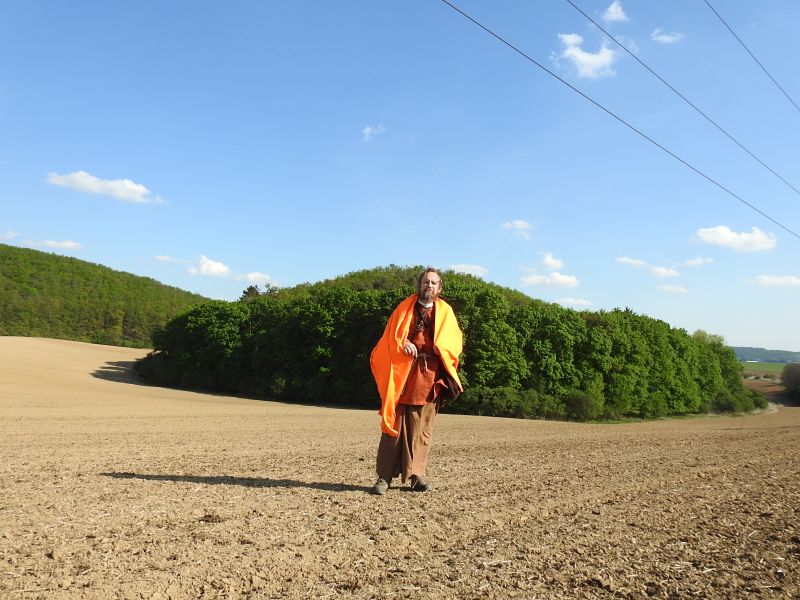 Hradisko u Bosonoh - od polí.  Foto: Marek Gyaneshwarpuri, samospoušť 2020.