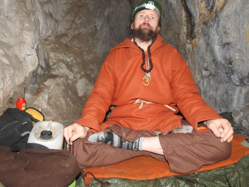 Jeskyně Kůlnička v Údolí Říčky - meditační ústraní.  Foto: Marek Gyaneshwarpuri, samospoušť 2020.