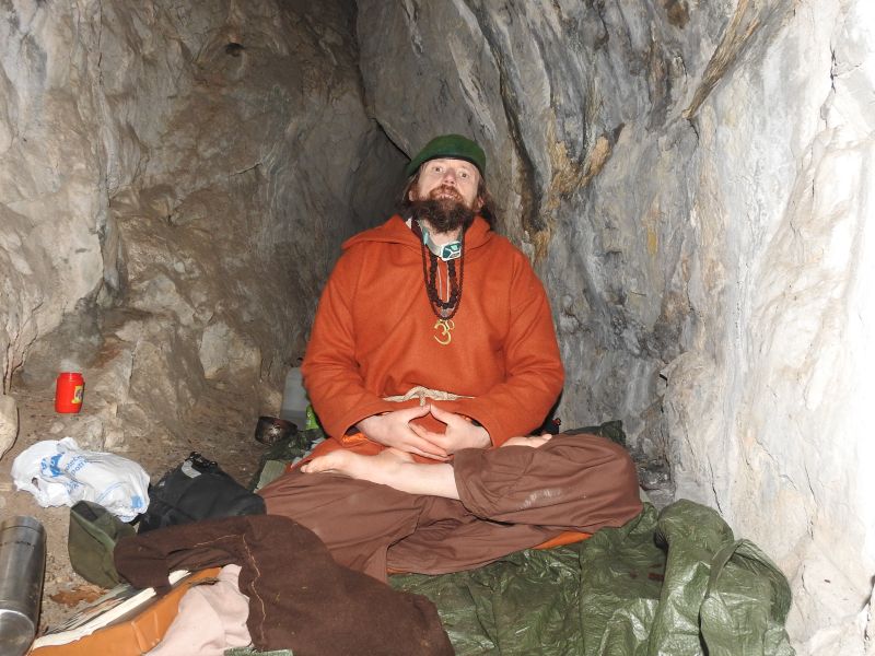 Jeskyně Kůlnička v Údolí Říčky - meditační ústraní.  Foto: Marek Gyaneshwarpuri, samospoušť 2020.