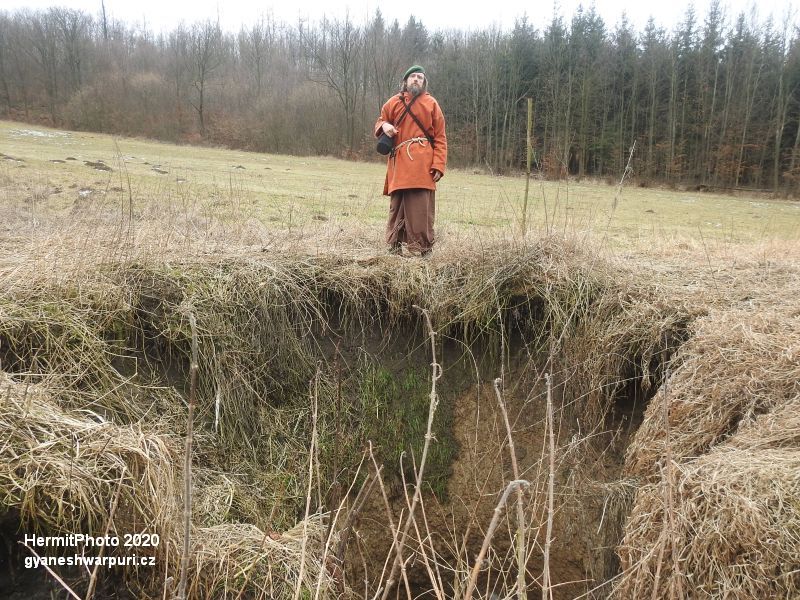 Habrůvecký ponor 2 na Habrůvecké plošině.  Foto: Marek Gyaneshwarpuri, samospoušť 2020.