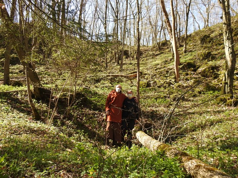 Závrt pod Svatými schody v Údolí Říčky.  Foto: Marek Gyaneshwarpuri, samospoušť 2020.