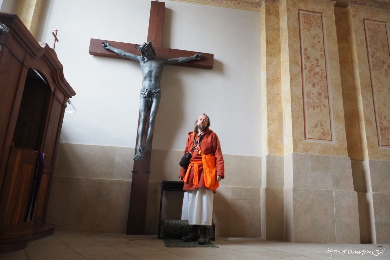 Křtiny - pod křížem v chrámu Panny Marie. Foto: Marek Gyaneshwarpuri, samospoušť 2021